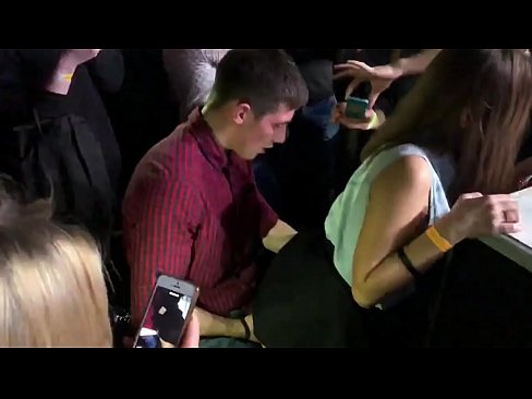 ❤️ Ubulili bangempela ku-nightclub yaseRussia. Intombazane yaseRussia eneminyaka engu-18 ubudala ingene endunu nasesithweni sangasese e-nightclub Izocansi fb ku-zu.pi-porno.ru ﹏